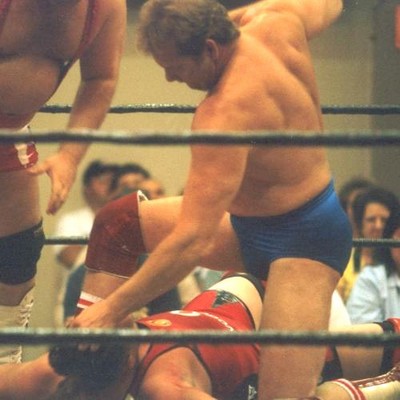 muscle dudes knocking opponents uncouncious in fiece vicious fight